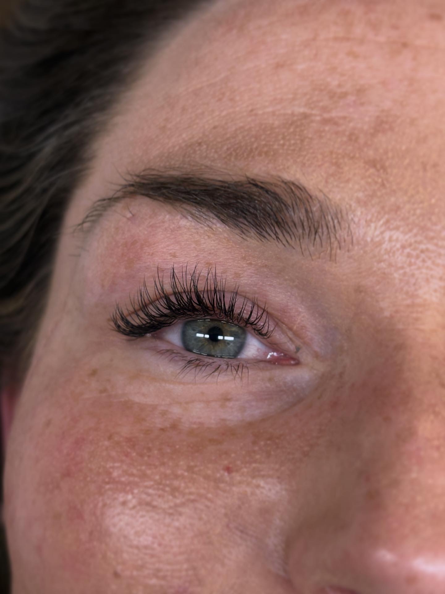 Close-up of a hybrid lash extension set by Ellie